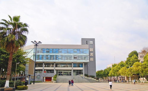 成都農(nóng)業(yè)科技職業(yè)學(xué)院歡迎您 科技與自然交融的校園風(fēng)光